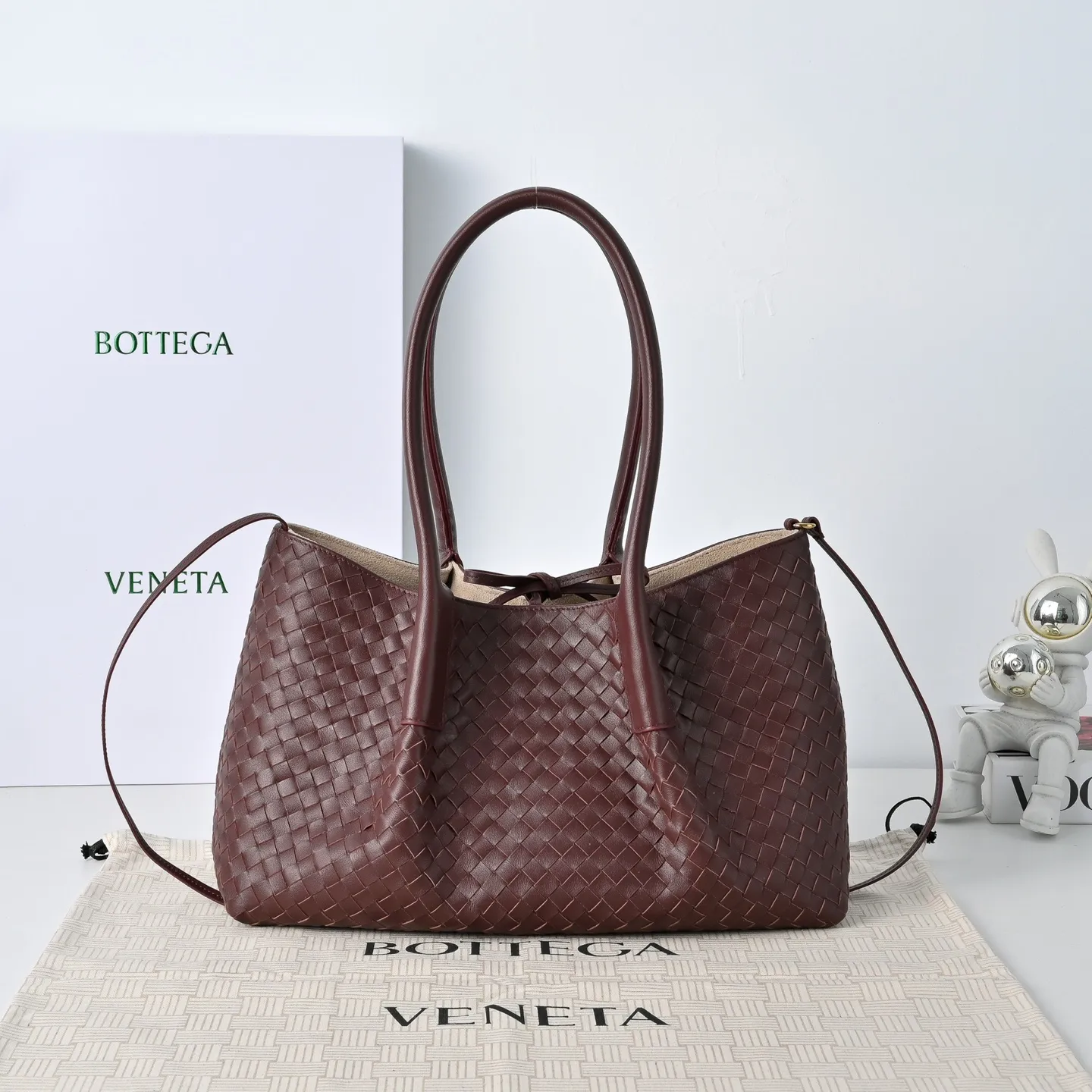 Batch 1860 Bv 2025 early spring series Pinacoteca medium tote handbag. The front is made of classic Intreccia woven cow leather. It is low-key and luxurious. The flip side is made of warm suede. It instantly switches to a lazy and casual style. It has a large interior capacity. It is no pressure to carry a computer for commuting. It is also thoughtfully matched with a small detachable bag. It is full of security. The woven texture is so delicate that you can't put it down. The highlight is that it is super versatile. Come and get your new bag😝 Model: 4371 Size: 34*20*14cm